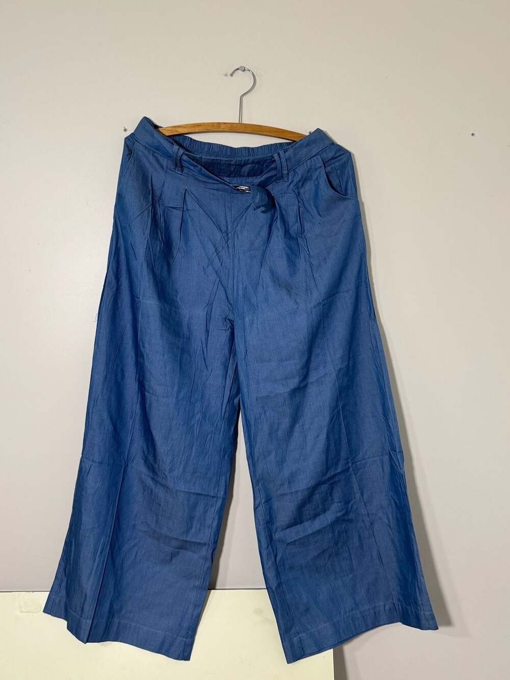Hayden Los Angeles Wide-Leg Capri Pants in Blue